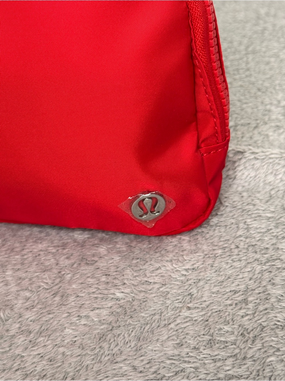 Lululemon Everywhere Belt Bag Red NWT Crossbody Waist Bag 1L - Picture 3 of 5